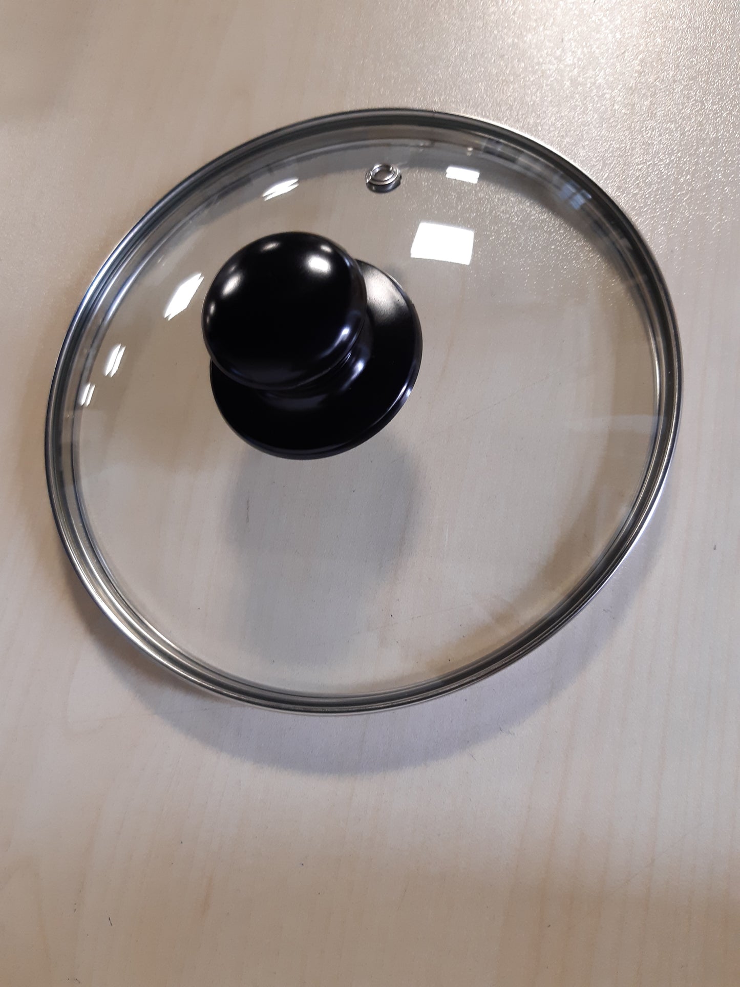 254380 - KADAX Kapak Qelqi Ø18 cm me Dorezë të Zezë me Shkëlqim, Rezistent ndaj Nxehtësisë, me Vrimë Avulli, Kapak Universal për Tenxhere dhe Tiganë, Pamje e Qartë, Mbyllje e Fortë