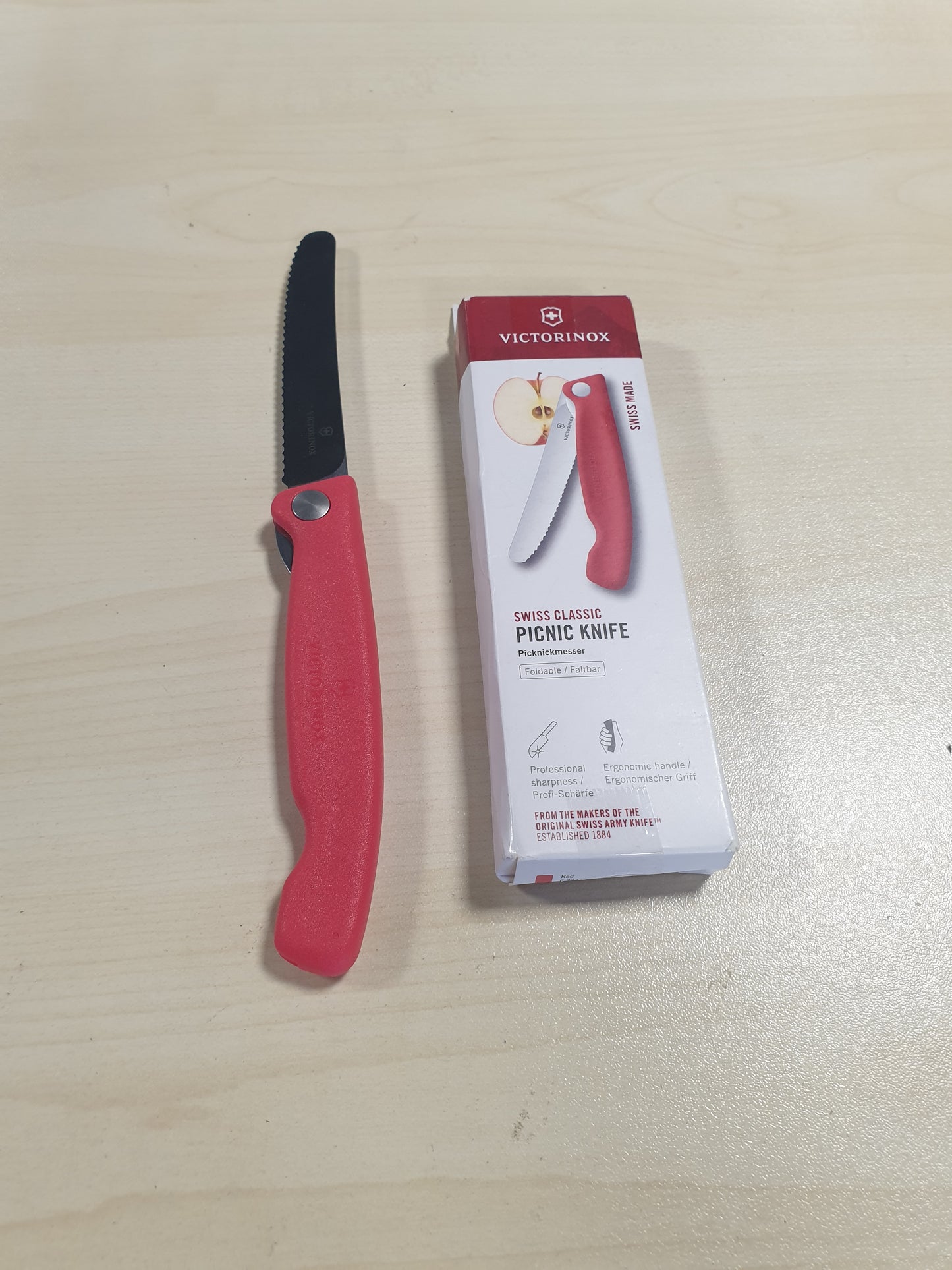 257115 - VICTORINOX Thikë pikniku e palosshme Swiss Classic, ekstra e mprehtë, për fruta, perime, sanduiçe, salçiçe, me teh të dhëmbëzuar, e kuqe