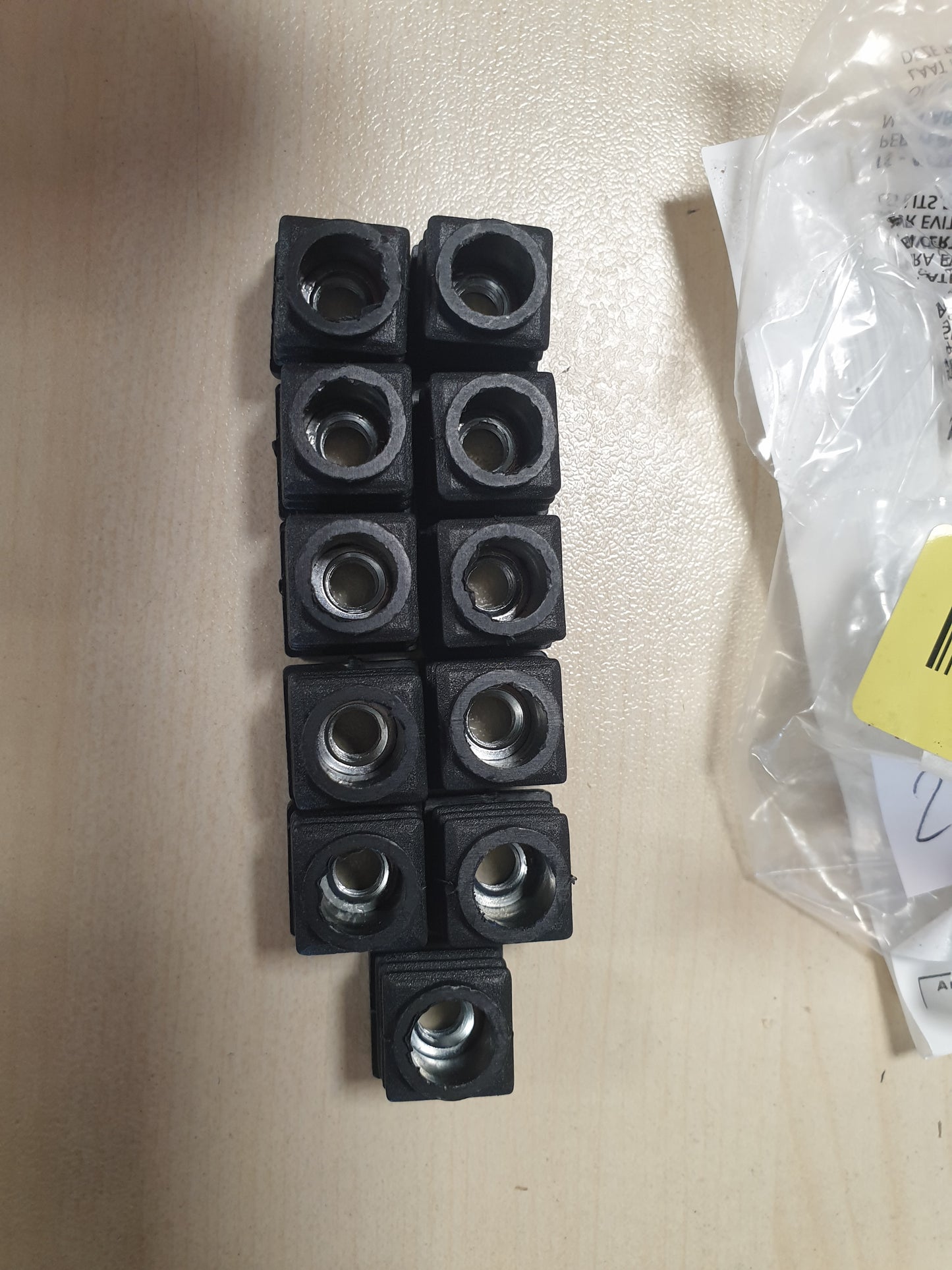 224912 - Kunja plastike katrore për tuba katrorë me diametër të jashtëm 1.5 x 1.5 cm, tapa për këmbë mobiljesh me fileto M6, 11 copë