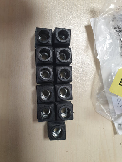 224912 - Kunja plastike katrore për tuba katrorë me diametër të jashtëm 1.5 x 1.5 cm, tapa për këmbë mobiljesh me fileto M6, 11 copë