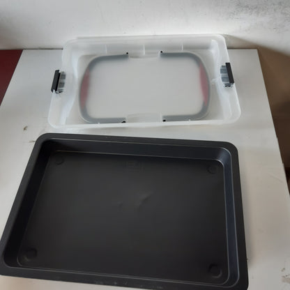 256040 - ZENKER Enë për tortë me fletë, tepsi pjekjeje me mbulesë transporti, tavë pjekjeje jo-ngjitëse me kapak dhe doreza të buta, dimensionet: 425x295x75 mm, sasia: 1 copë
