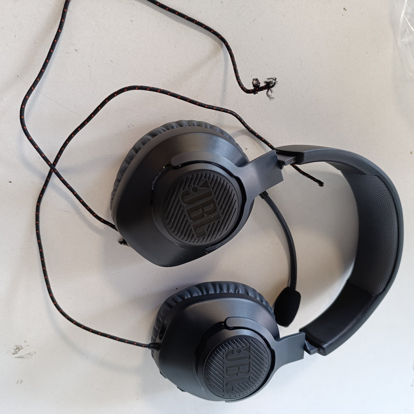 268372 - JBL QUANTUM 100 – Kufje për Lojëra me Tel, Mikrofon i Lëvizshëm, I Përputhshëm me Platforma të Shumëfishta, Ngjyra: E Zezë