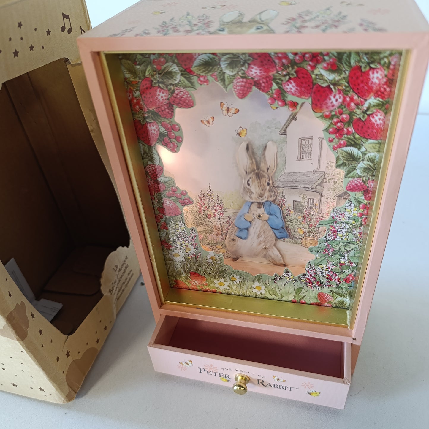 221640 - TROUSSELIER Varëse çelësash Peter Rabbit - Kuti muzikore e madhe tradicionale prej druri, dizajn lepuri rozë me luleshtrydhe dhe gurë - Kuti muzikore për vajzë ose djalë