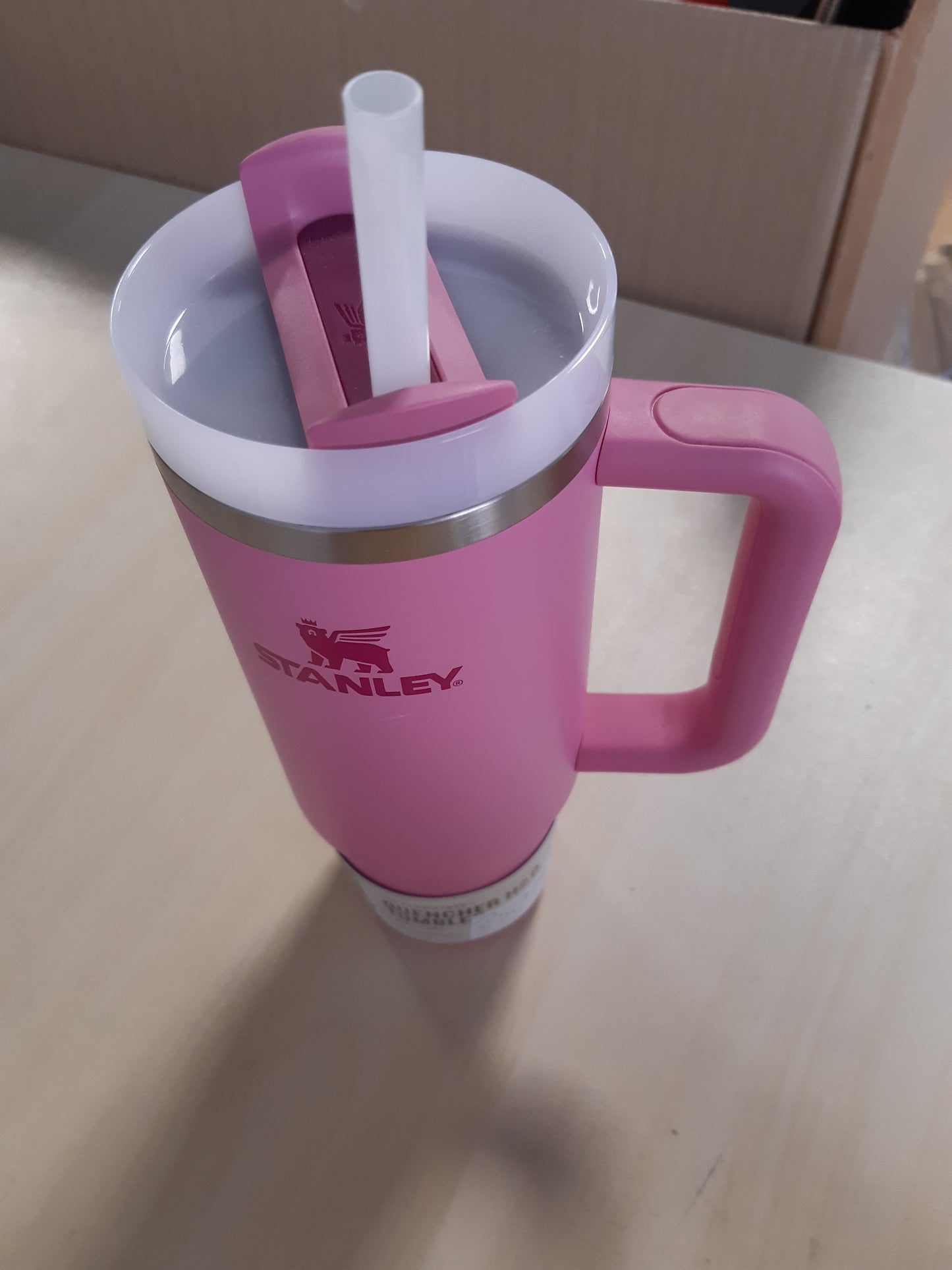 250153 - STANLEY Filxhan Quencher H2.0, 1.2 L, me dorezë dhe pipëz, kapak Flowstate me 3 pozita, material çeliku inoks, pa BPA, dizajn trëndafili