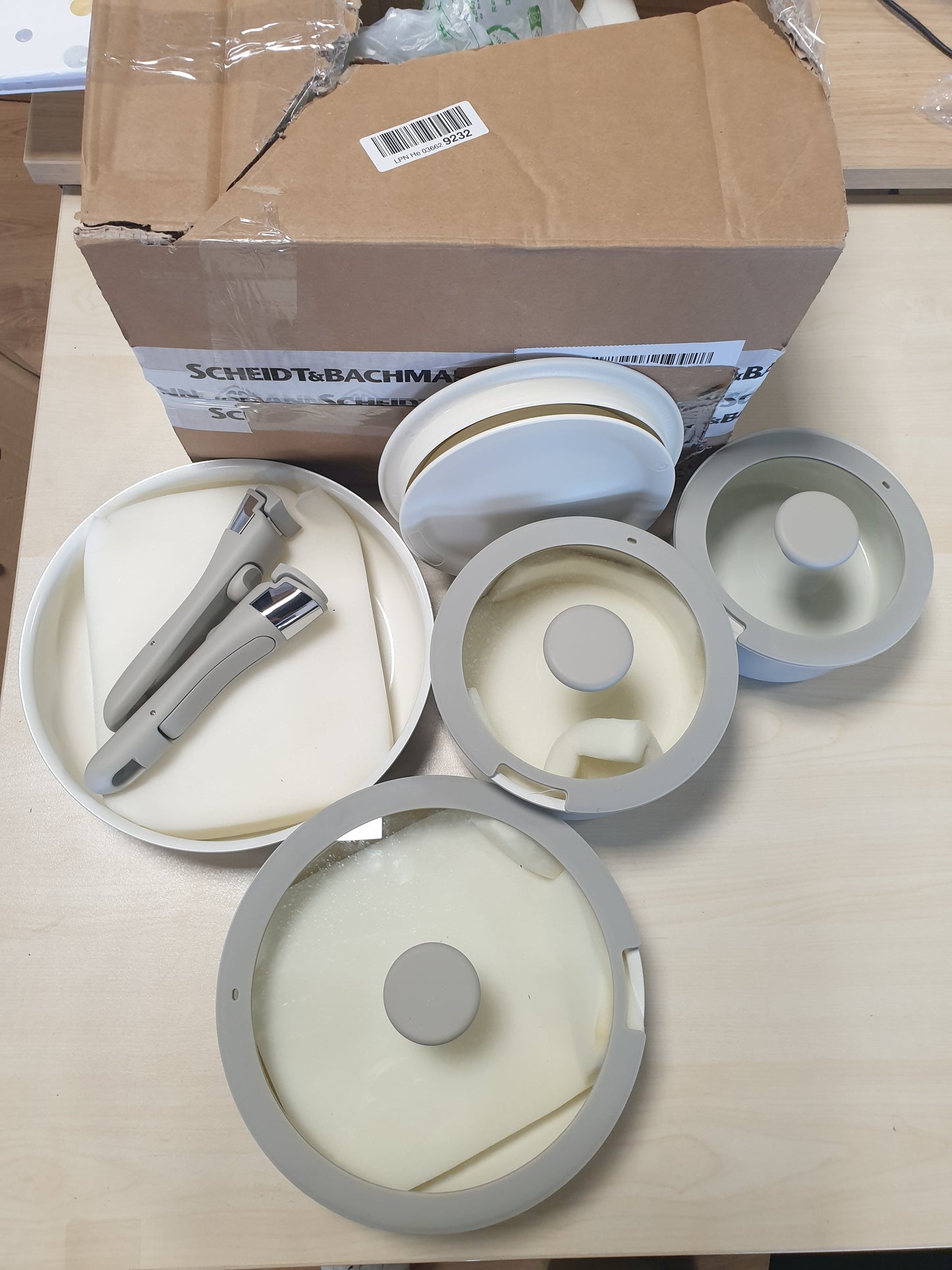 217126 - AMAZON BASICS Enë gatimi qeramike jo-ngjitëse, set me 11 pjesë, të palosshme dhe me doreza të shkëputshme, gri liri
