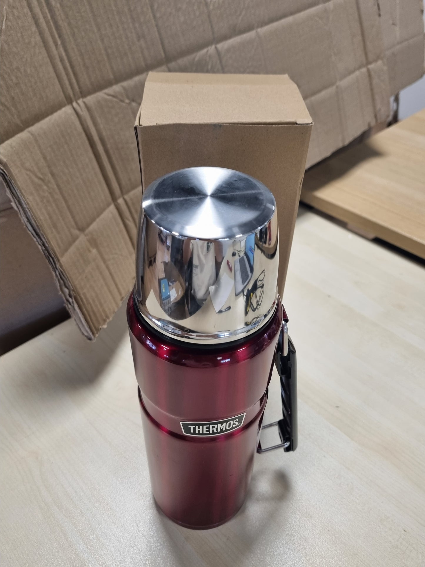 213937 - THERMOS Termos Inox, shishe, e kuqe, 1.20L, çelik inox, i papërshkueshëm nga rrjedhjet, i mban pijet të ngrohta për 12 orë dhe të ftohta për 24 orë