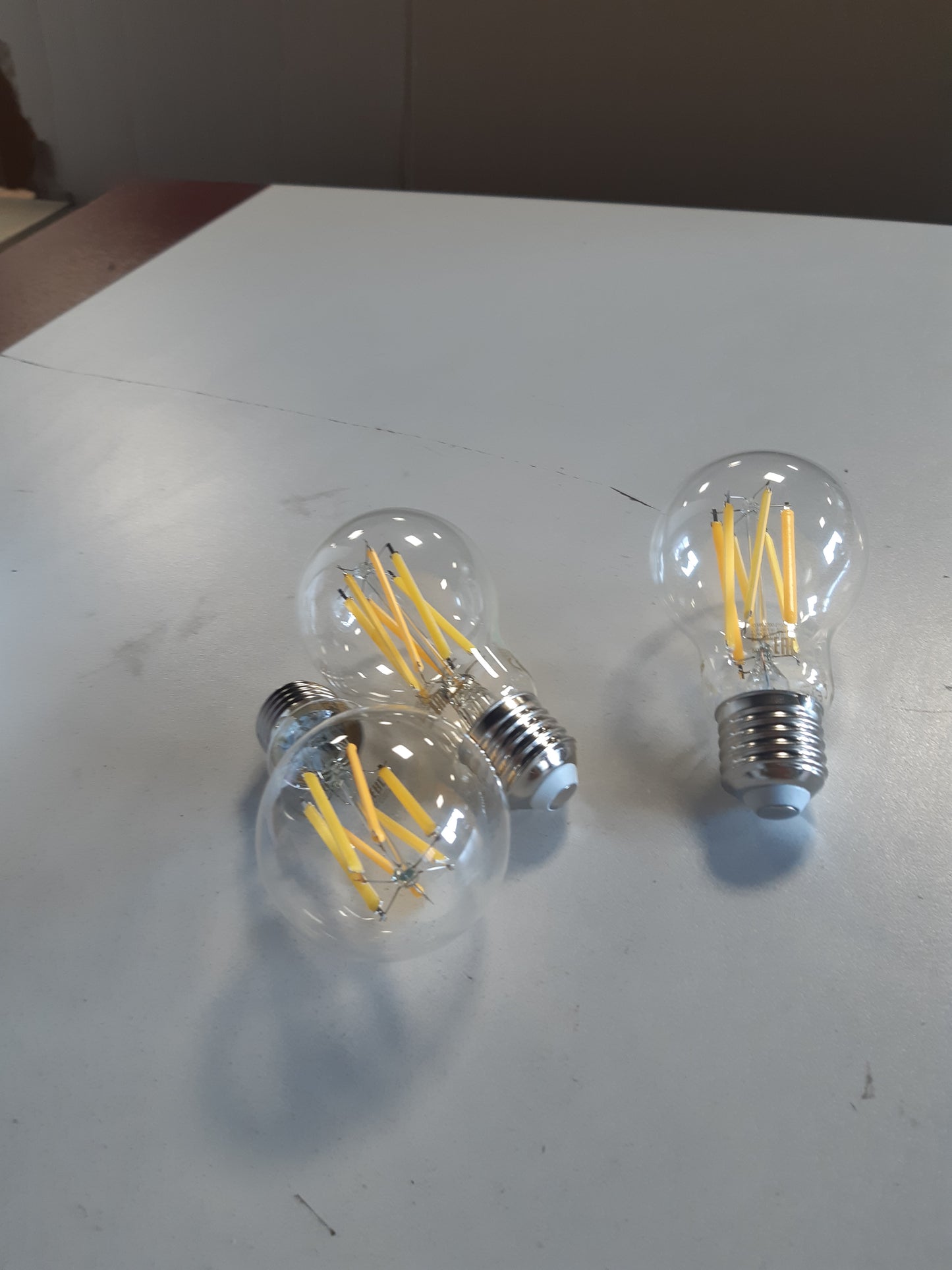 255192 - PHILIPS HUE Llampa inteligjente LED Essential A60, E27, 8W, 2200-6500 K, 806 lm, me errësim, e pajtueshme me Alexa, Google dhe Apple Home, Pako me 4