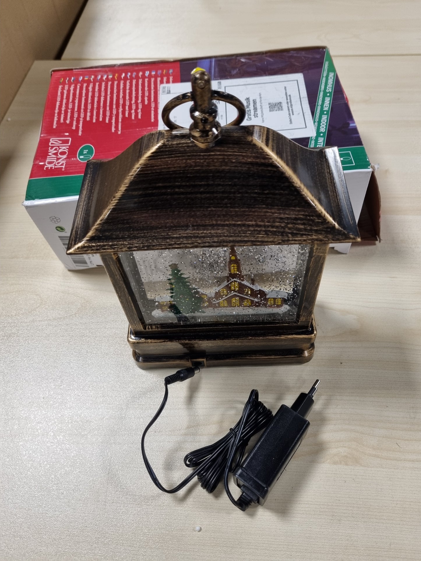 226156 - KONSTSMIDE Fener dëbore LED me kishë, me ujë, energji e zgjedhshme, kohëmatës 5-orësh, LED ngjyrë e bardhë e ngrohtë, transformator/bateri 4.5V