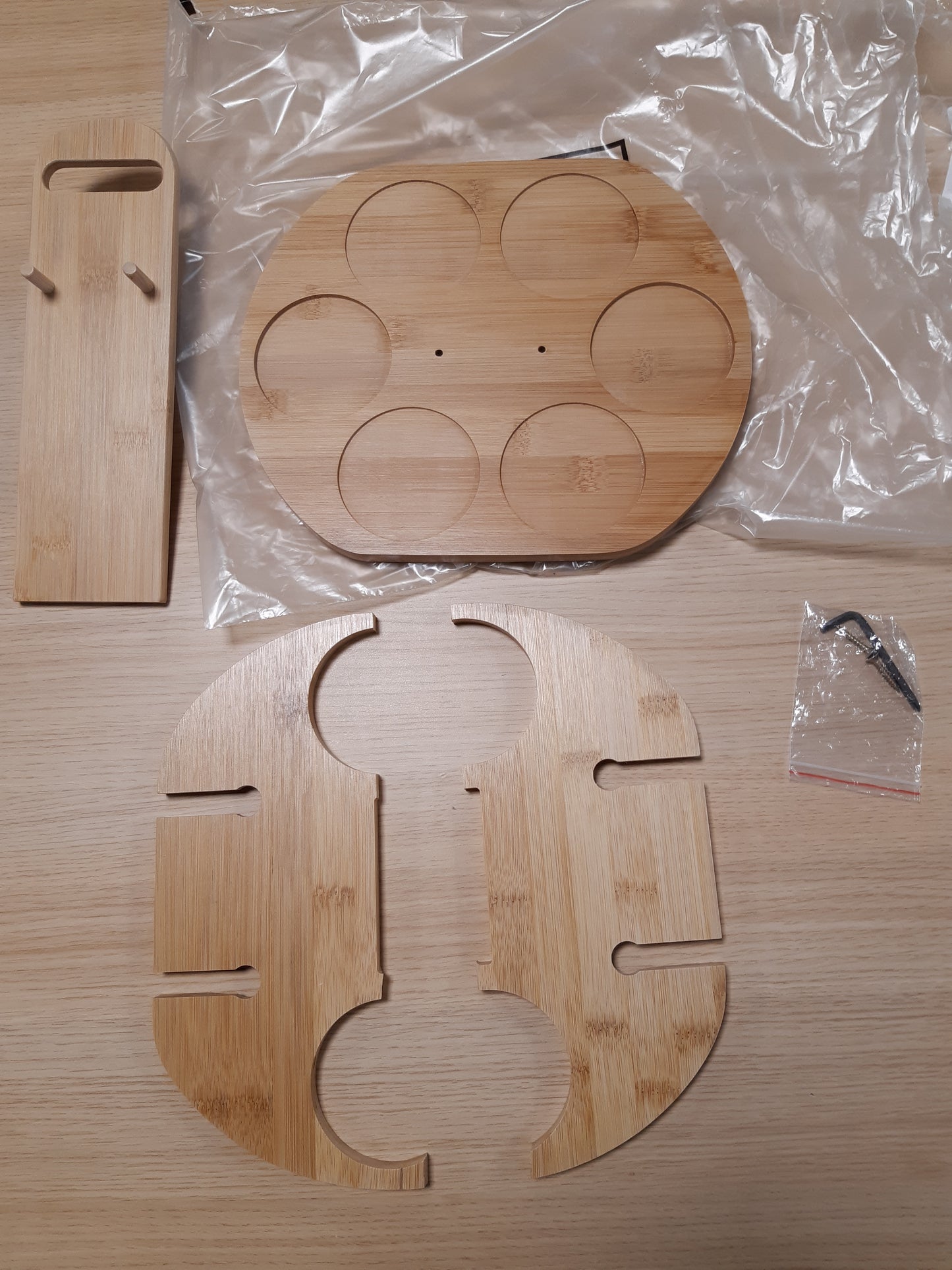 136097 - RELAXDAYS Mbajtëse Gotash Vere Prej Bambuje, me Raft Shishesh, Madhësi 30.5 x 30 x 25 cm, Kapacitet për 2 Shishe Vere dhe 4 Gota, Ngjyrë Natyrale