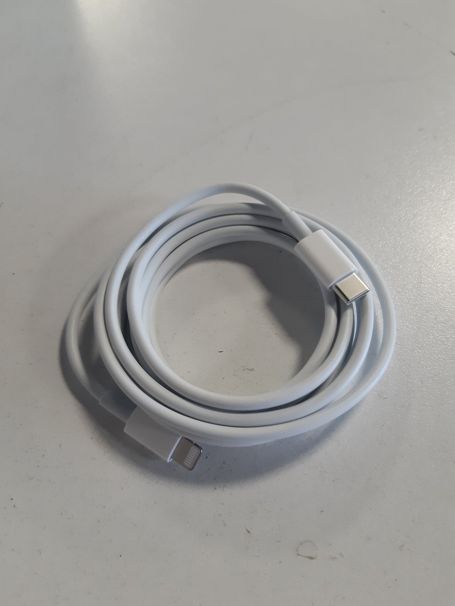 268628 - Apple, Kabllo USB-C me lidhës Lightning, 2 m