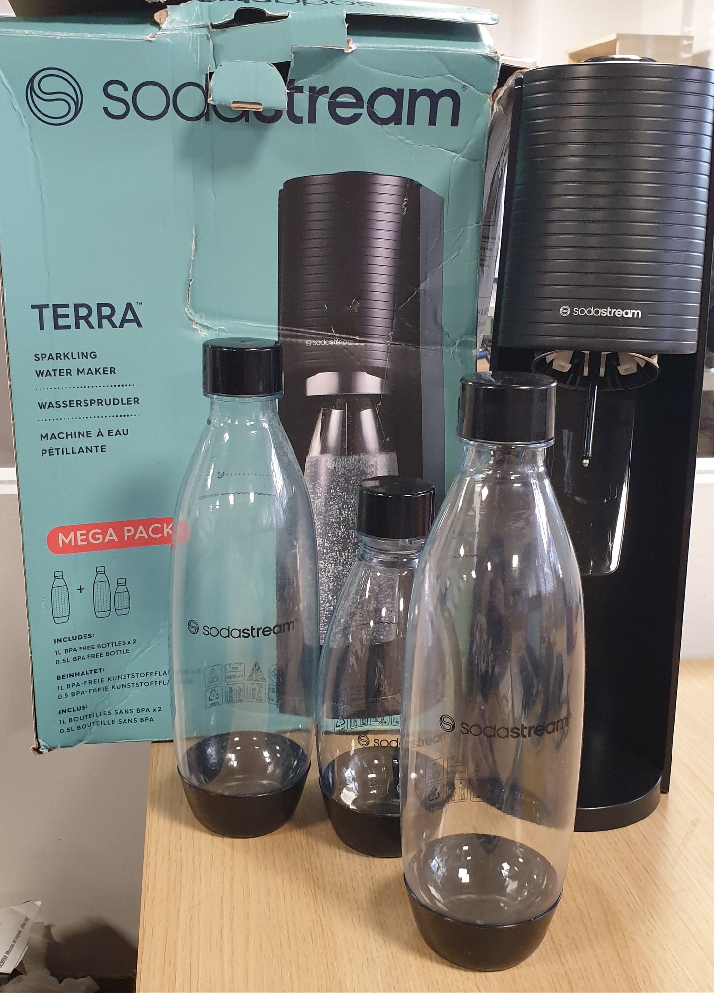160645 - SODASTREAM Terra Megapack e zezë, Karbonator uji me cilindër CO2, 2 shishe prej 1 litri dhe 1 shishe prej 0.5 litri