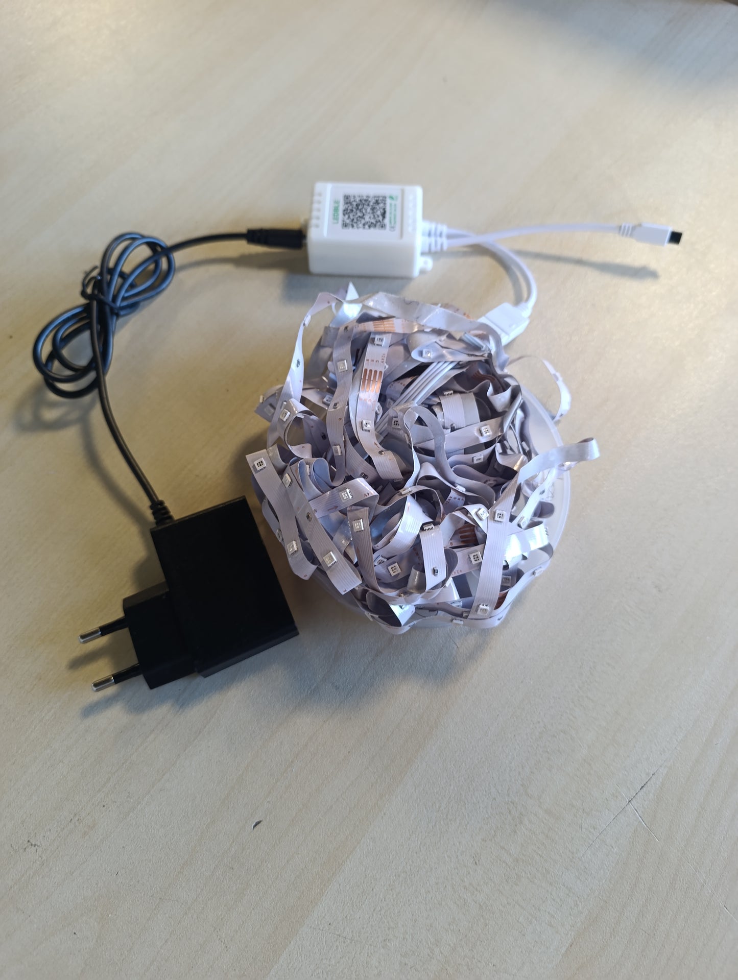 257591 - HOVVIDA Shirit LED 10M, 1x10M, 30 LED/metër, RGB, 300 LED, aplikacion dhe telekomandë, modalitet muzike, modalitet kohe