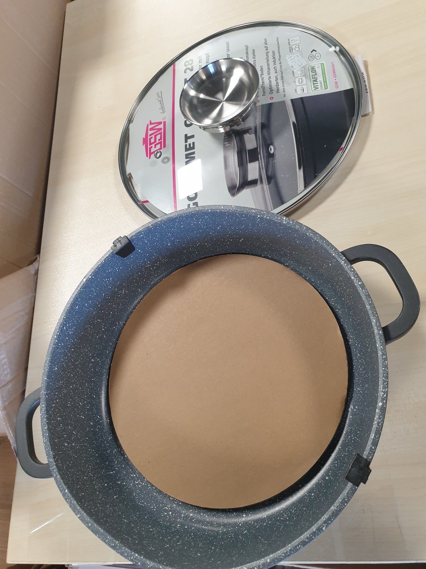 240574 - GSW GOURMET Tigan servirjeje prej graniti 28 cm me kapak qelqi aromatik, pajtueshëm me induksion, shtresë jo ngjitëse, i zi