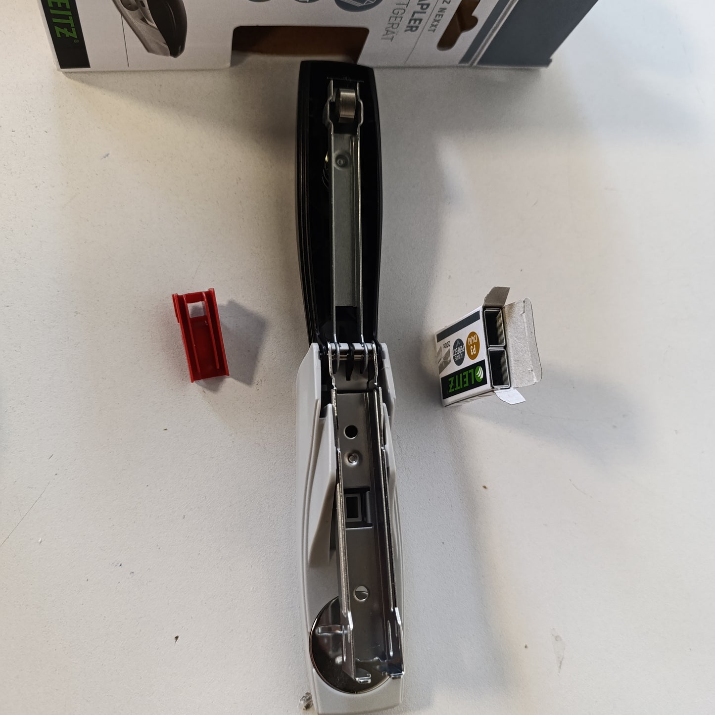 269250 - LEITZ Kapëse e vogël për zyra, për 25 fletë, dizajn ergonomik, e zezë, seria NeXXt, 55016095