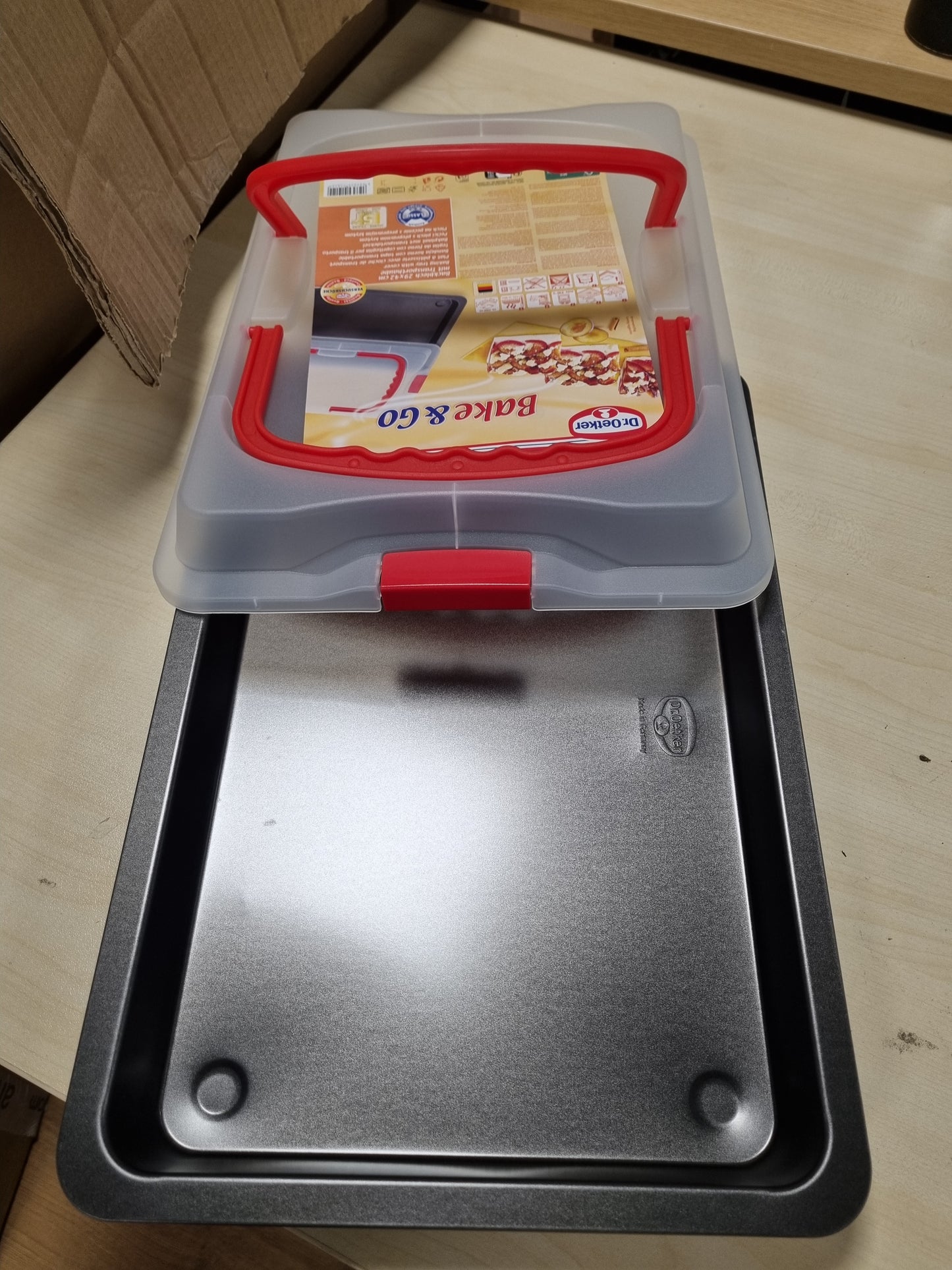 214423 - DR. OETKER Tepsi Pjekjeje me Mbulesë Transporti – 3 në 1: Tepsi Furre për Pjekje, Ruajtje dhe Transportim – Jo-ngjitëse, 42x29x4 cm