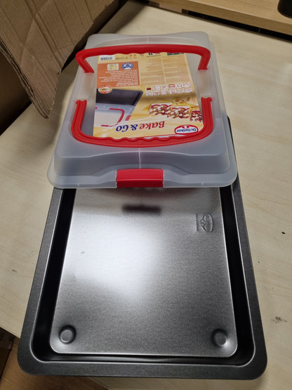 214423 - DR. OETKER Tepsi Pjekjeje me Mbulesë Transporti – 3 në 1: Tepsi Furre për Pjekje, Ruajtje dhe Transportim – Jo-ngjitëse, 42x29x4 cm