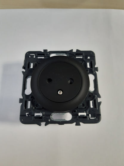 165096 - LEGRAND - Ndërprerës i Vetëm Celia, Buton i Madh, Kapacitet 10A, Kontroll Ndriçimi, Gati për Instalim, I Zi