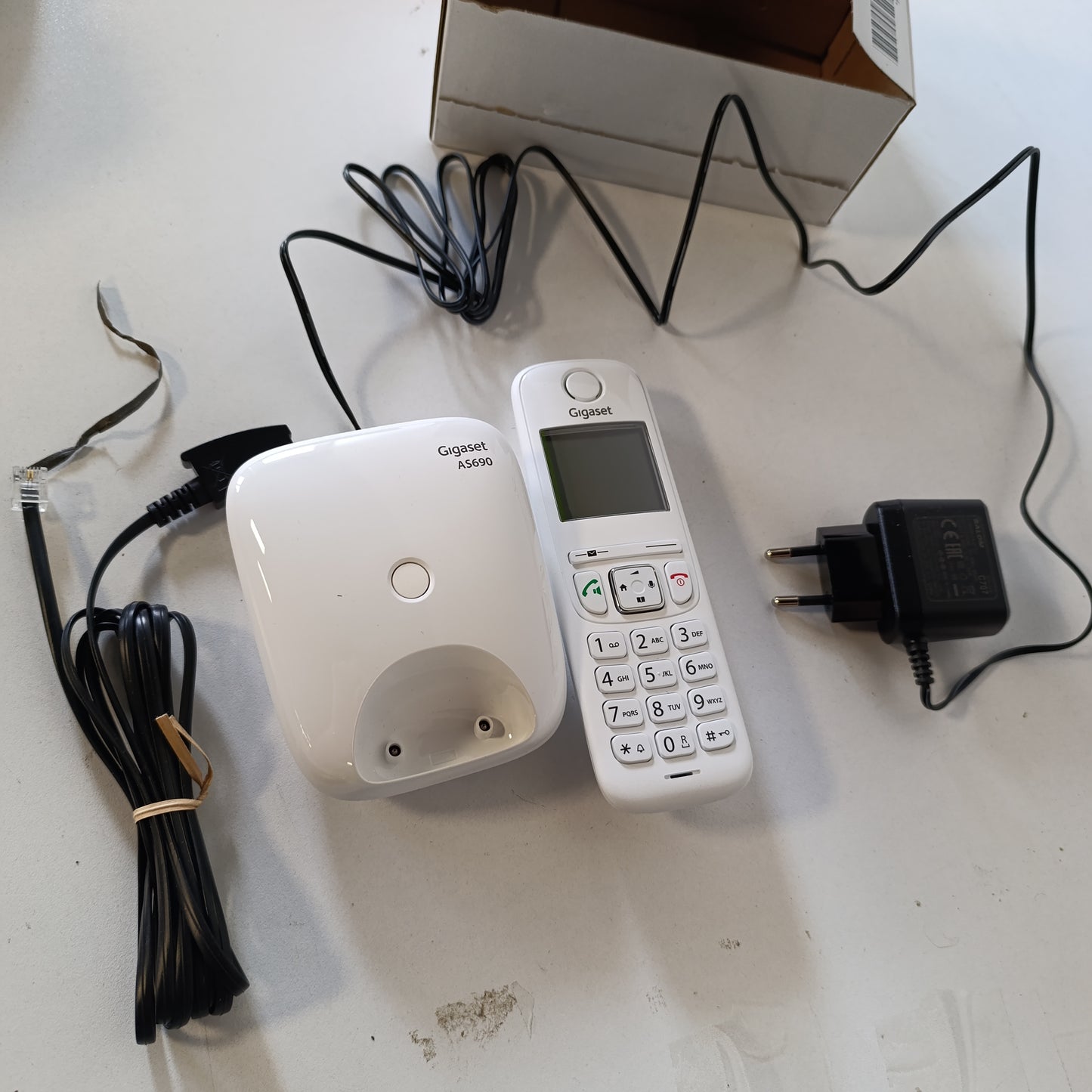 266367 - Gigaset AS690 Telefon DECT pa tel - ekran i madh me kontrast të lartë, cilësi audio e shkëlqyer, funksion pa duar - e bardhë [versioni gjerman]