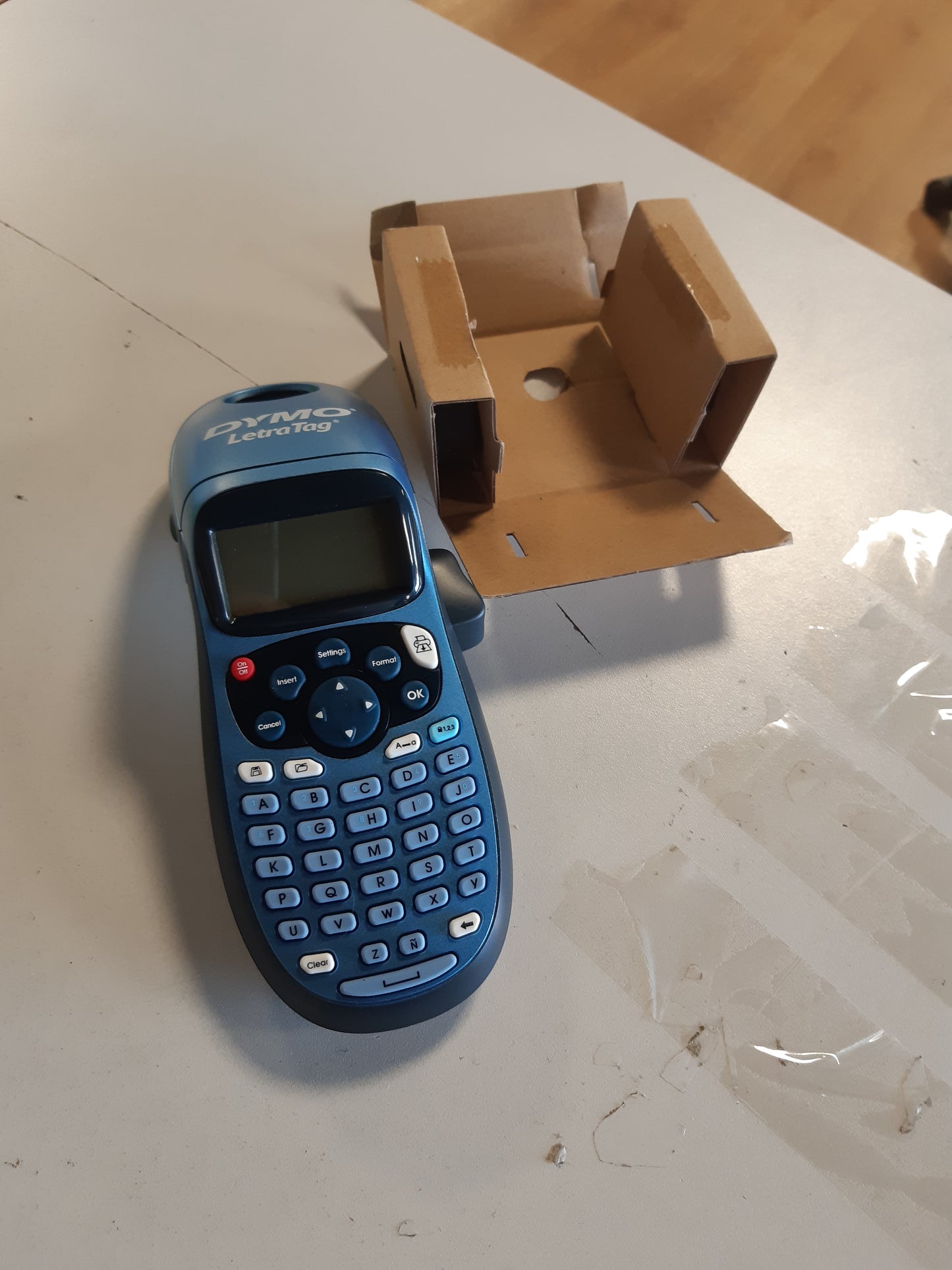 267997 - DYMO Printer Etiketash Dore LetraTag LT-100H, Printer Portativ Etiketash me Tastierë ABC, Përfshin Etiketa Letre, Etiketa Plastike të Bardha dhe Transparente