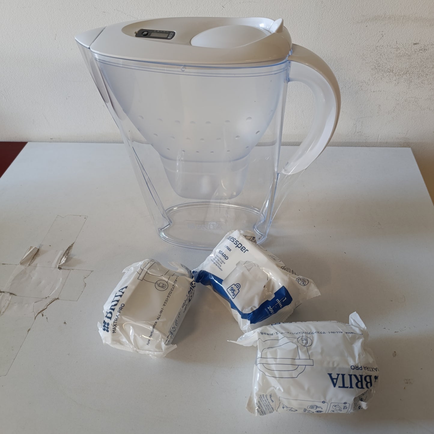 221760 - BRITA Enë filtri për ujë të bardhë (2.4L) me 3 fishekë filtri MAXTRA PRO, redukton PFAS-in, gëlqeren, klorin, papastërti dhe metale, tregues kohe, paketim ekologjik.