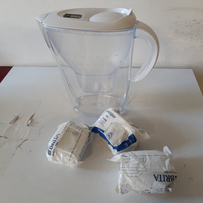 221760 - BRITA Enë filtri për ujë të bardhë (2.4L) me 3 fishekë filtri MAXTRA PRO, redukton PFAS-in, gëlqeren, klorin, papastërti dhe metale, tregues kohe, paketim ekologjik.