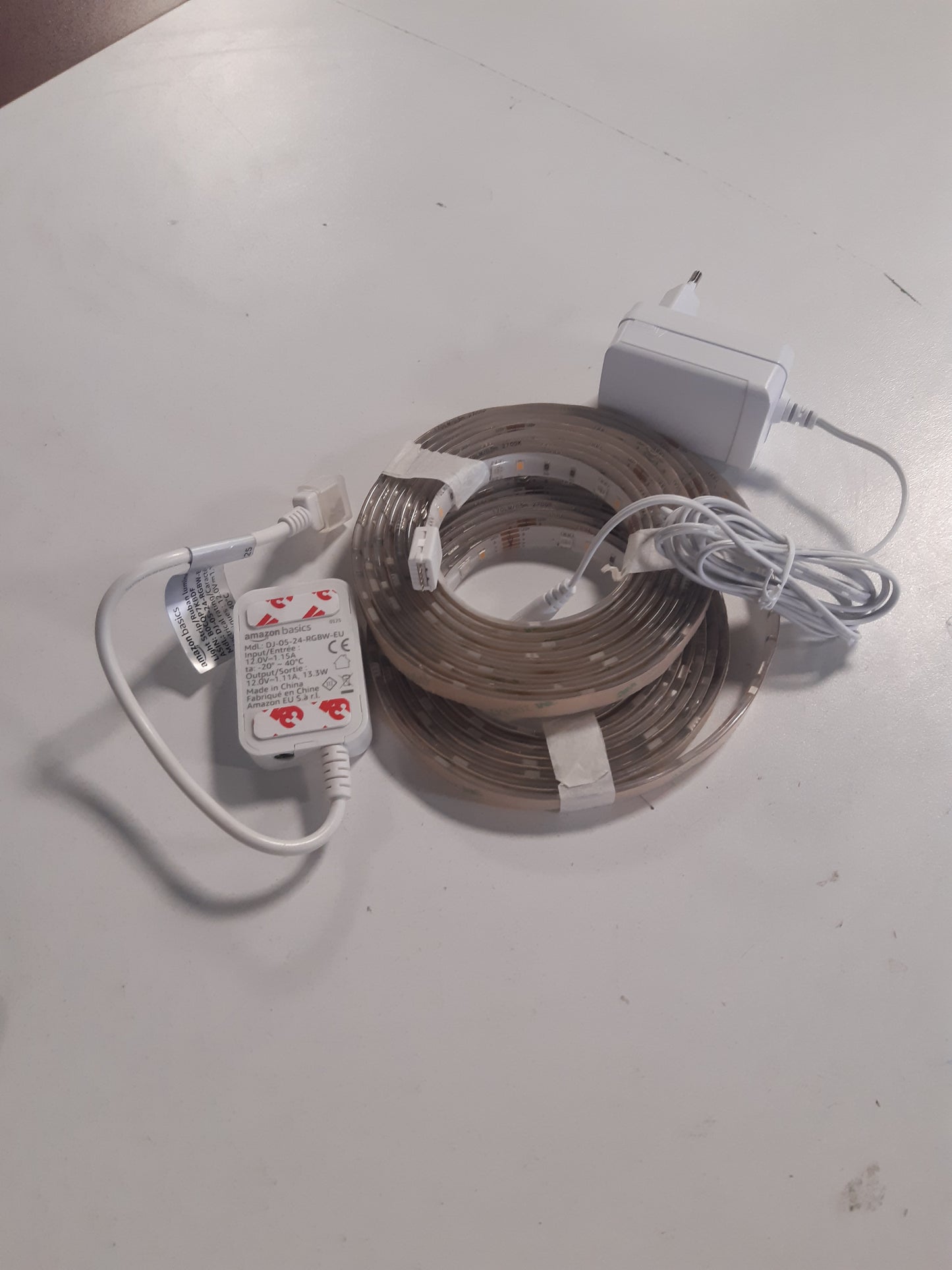 222723 - AMAZON BASICS Shirit ndriçimi LED inteligjent, 5 m, RGBW, i pajtueshëm vetëm me Alexa