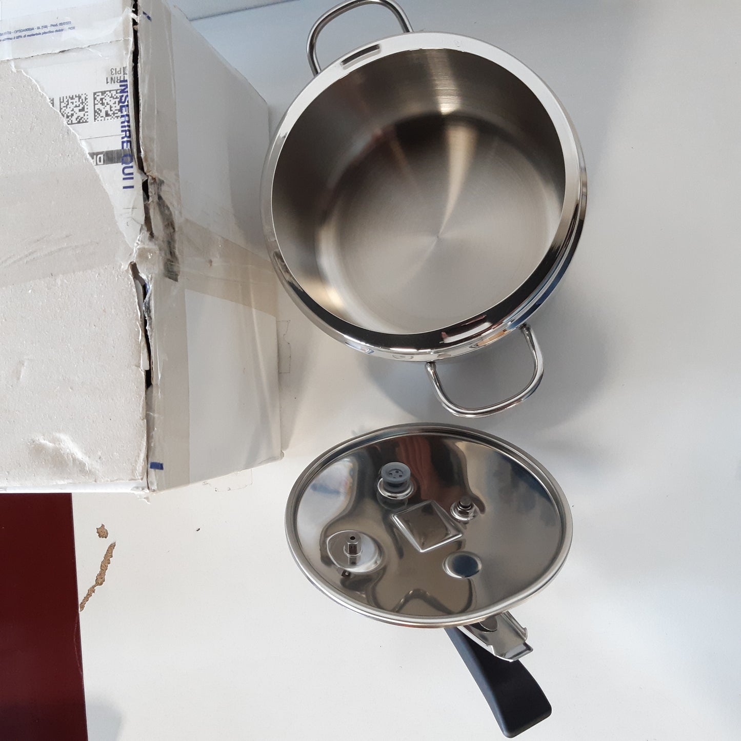 255240 - TENXHERE ME PRESION ø 22 cm - 5lt, ÇELIK INOX 18/10, ME KYÇ LEVE, E PËRSHTATSHME PËR TË GJITHA SOBAT, PËRFSHIRË EDHE ATO ME INDUKSION, PRODHUAR NË ITALI, LINJA BAZË