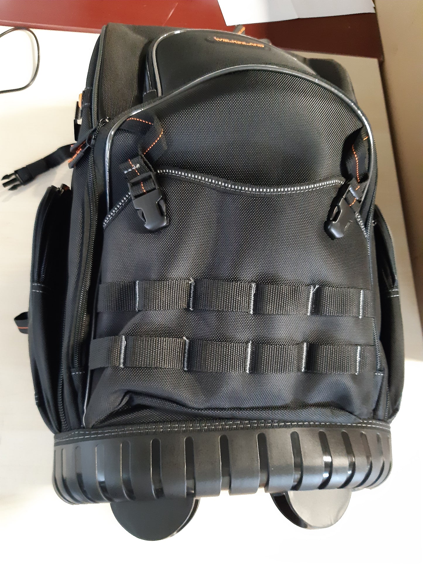 191089 - DEWALT Çantë Shpine për Vegla me Rrota, 72 Xhepa, Madhësi L, për Elektricistë, Material i Zi dhe Portokalli