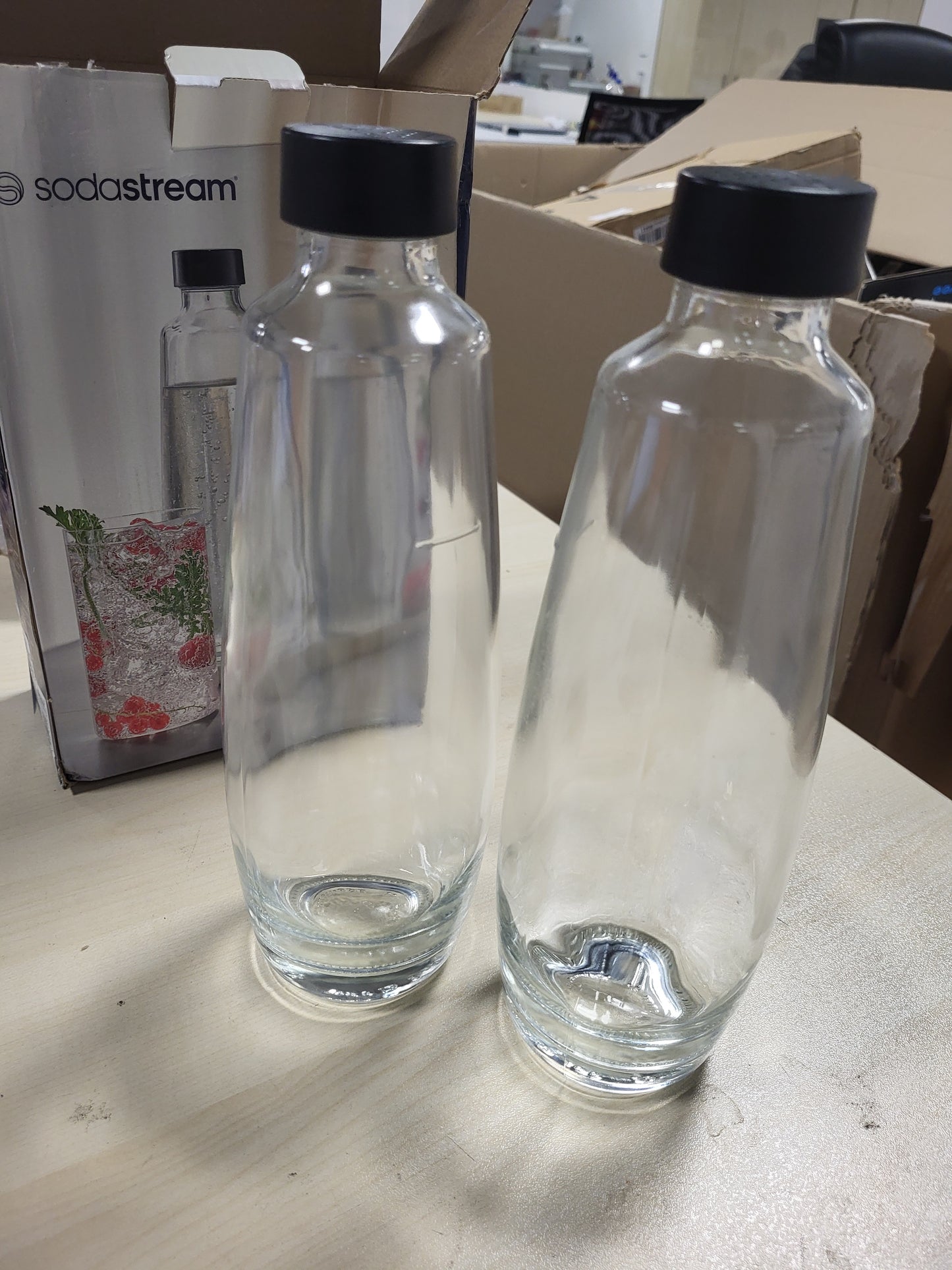 227675 - SODASTREAM Pako dyshe me karafeta qelqi 1L DUO, Shishe të përshtatshme për lavastovilje, E përputhshme me makinat e ujit të gazuar DUO dhe E-DUO