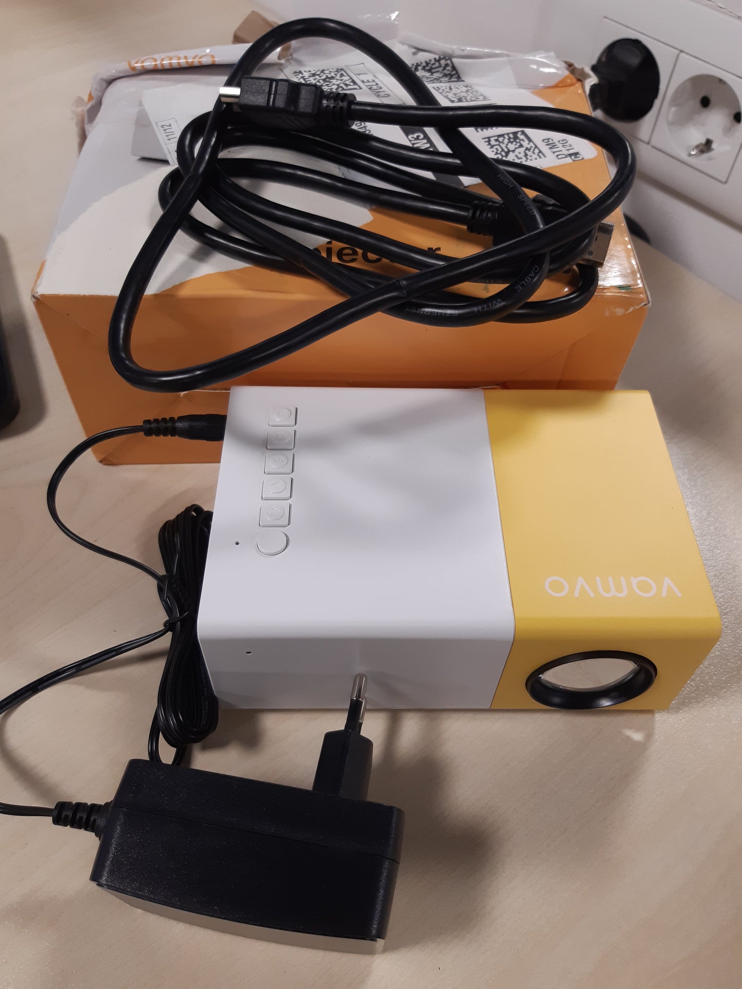 189199 - VAMVO Mini Projektor Portativ, Pajisje e Pajtueshme me Smartphone/PS4/Firestick, Pasqyrim i Drejtëpërdrejtë për Video përmes Kablli Të Dhënash