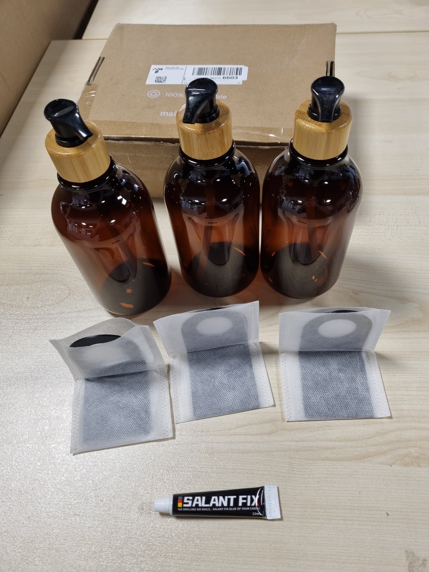 187984 - MAISONOVO Dozator Shampoje dhe Balsami në Mur, Set me 3 Shishe Plastike Ngjyrë Qelibar prej 500ml, Pompë Bambuje e Zezë, 3 Ndarje, pa Shpim