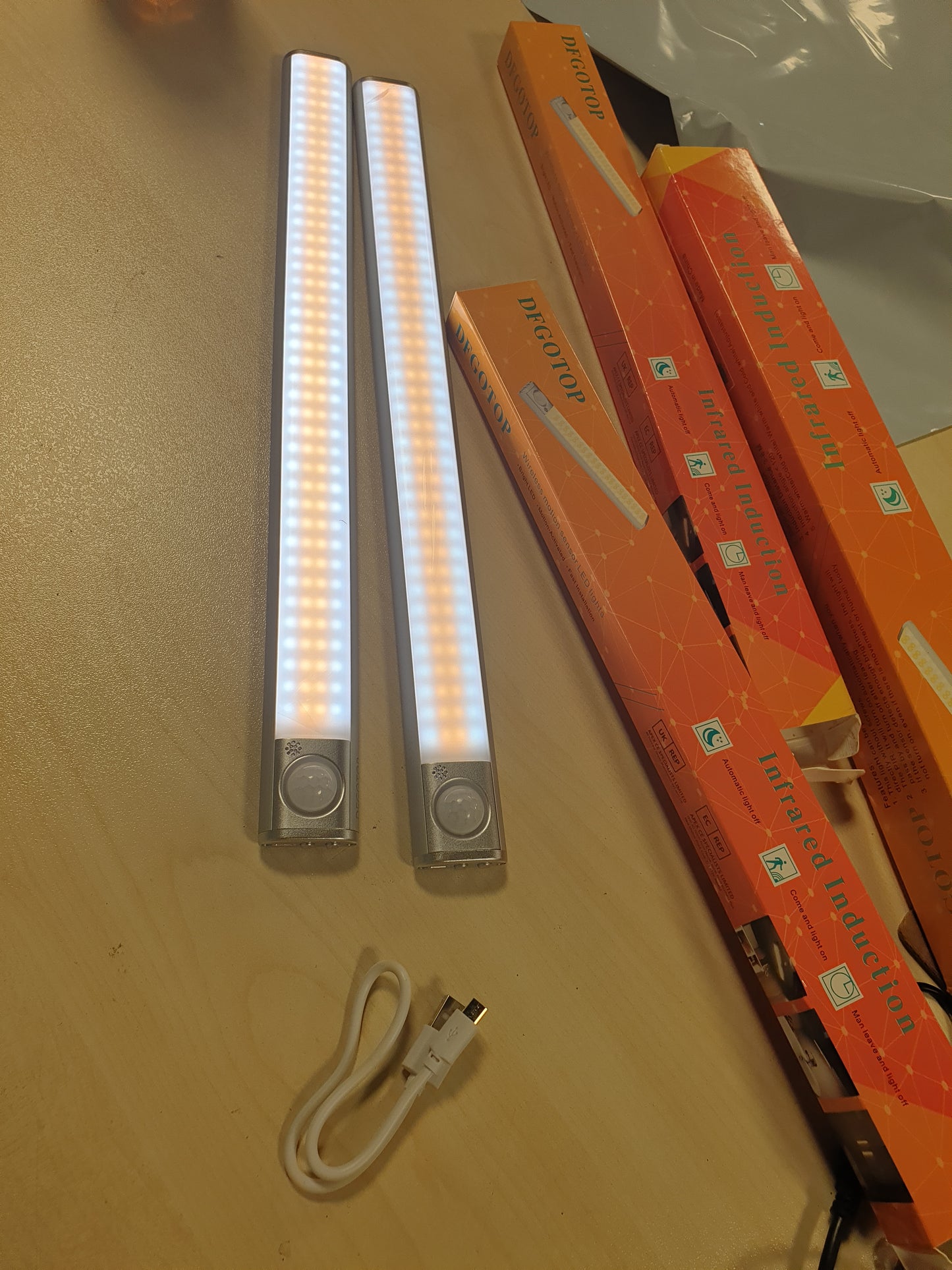 228364 - DFGOTOP Dritë nate me sensor lëvizjeje pa tel nën dollap, drita dollapi me bateri, sensor lëvizjeje i rikarikueshëm USB 160 LED