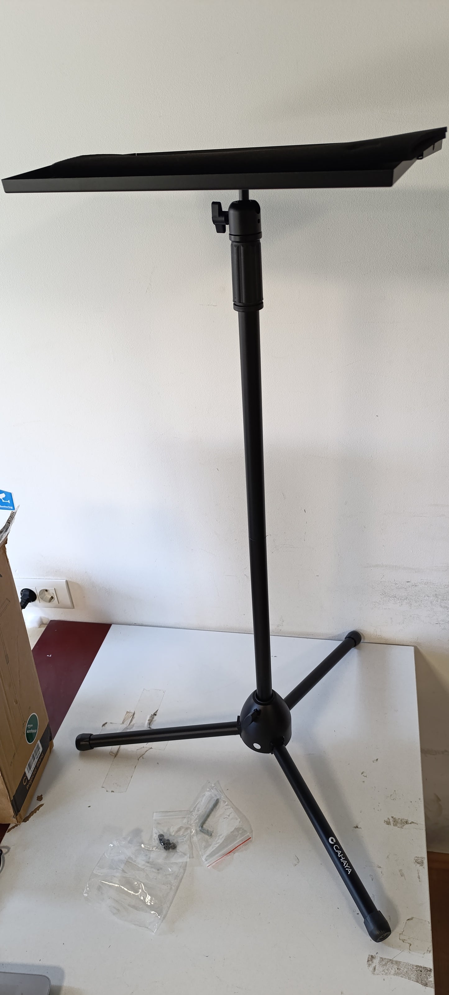213374 - CAHAYA Mbështetëse projektori dyshemeje me kokë që rrotullohet dhe anohet 360°, lartësi e rregullueshme nga 90 cm në 130 cm.