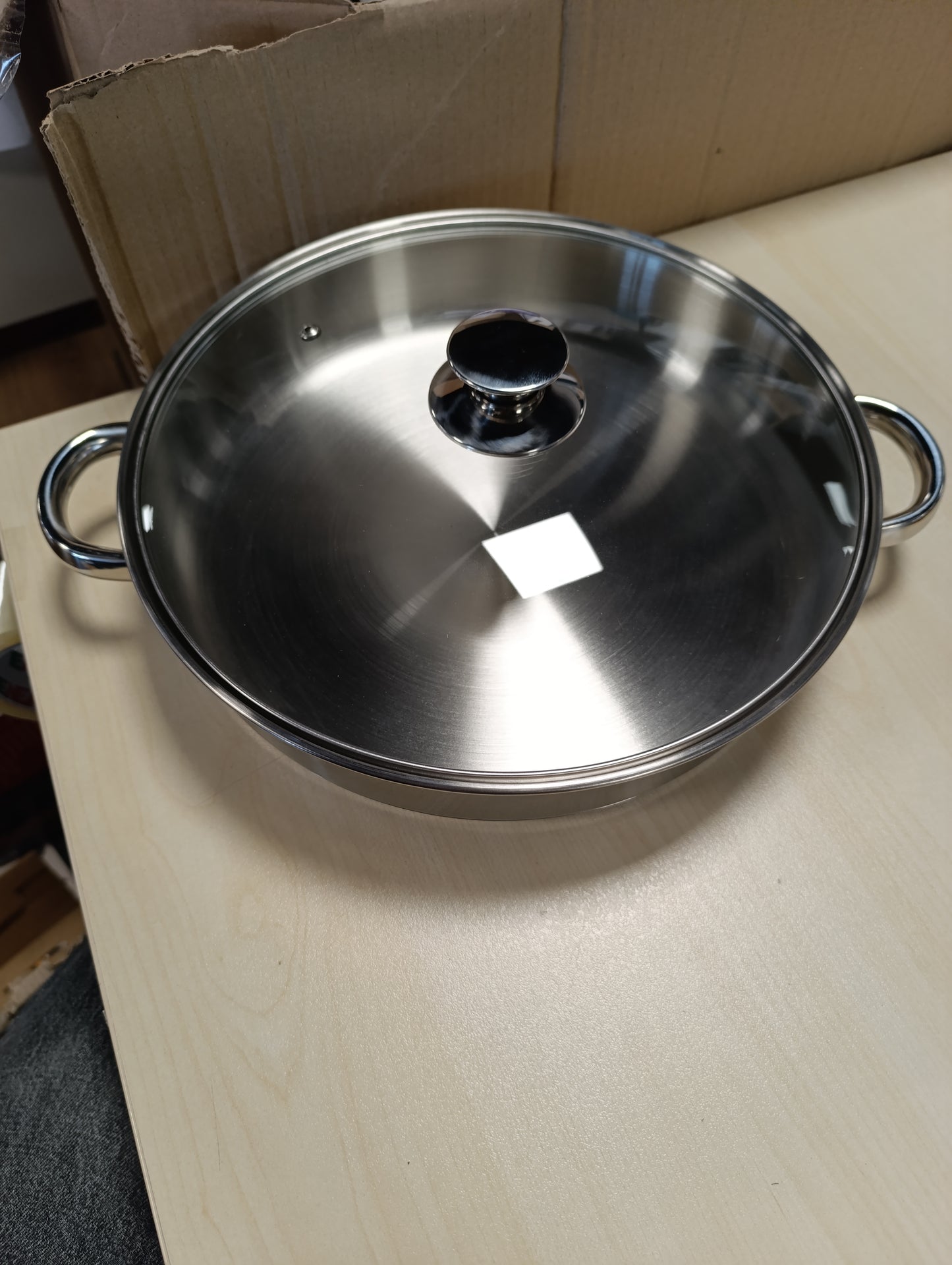 218185 - VIER Ena për tenxhere prej çeliku inox 18/10 – 30 cm Diametër x 6.5 cm, Kapaciteti 4.6 litra, Me kapak qelqi, Doreza të zbrazëta dhe të forta