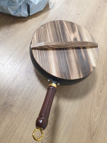 250949 - Tigan japonez prej hekuri me kapak druri, 28 cm, Natyralisht jo-ngjitës, për soba me induksion, elektrike dhe me gaz