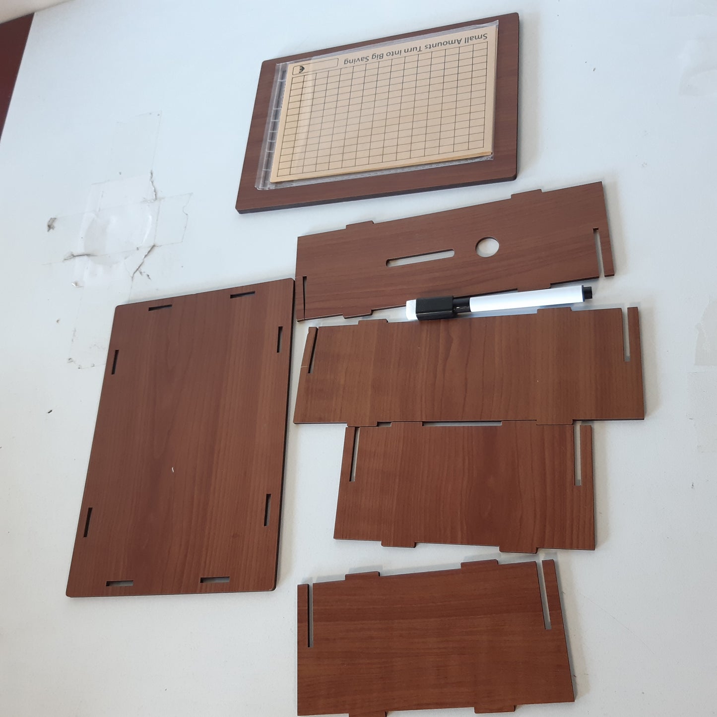229544 - ALYVISUN Kuti parash prej druri me etiketa ngjitëse Derrkuc me banak 5000 € ripërdorshme objektiv kursimi 500-10000 €