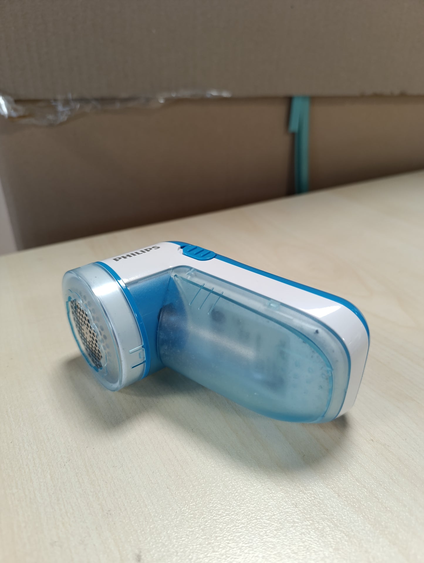 263486 - PHILIPS Heqës pushi, 8800 RPM, 3 tehe, për të gjitha pëlhurat, Kosh me pastrim të lehtë, 2 bateri AA, Dizajn kompakt, Blu/E bardhë (GC026/00)