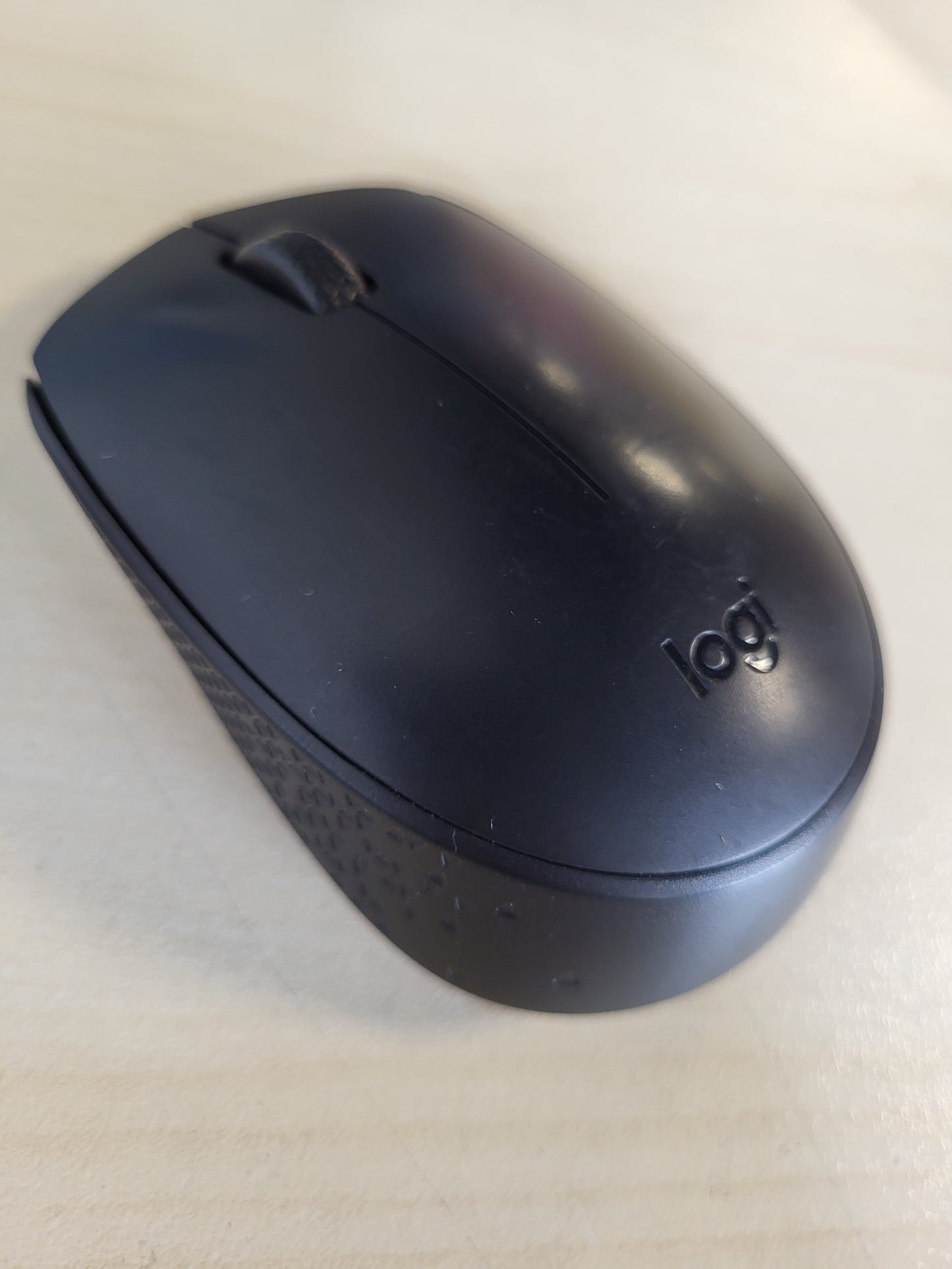 269272 - LOGITECH B170 MAUS PA TEL, 2.4 GHZ ME NANO-MARRËS, NDJEKJE OPTIKE, JETËGJATËSI BATERIE 12-MUJORE, AMBIDEXTROUS, I PAJTUESHËM ME PC/MAC/LAPTOP - GRI