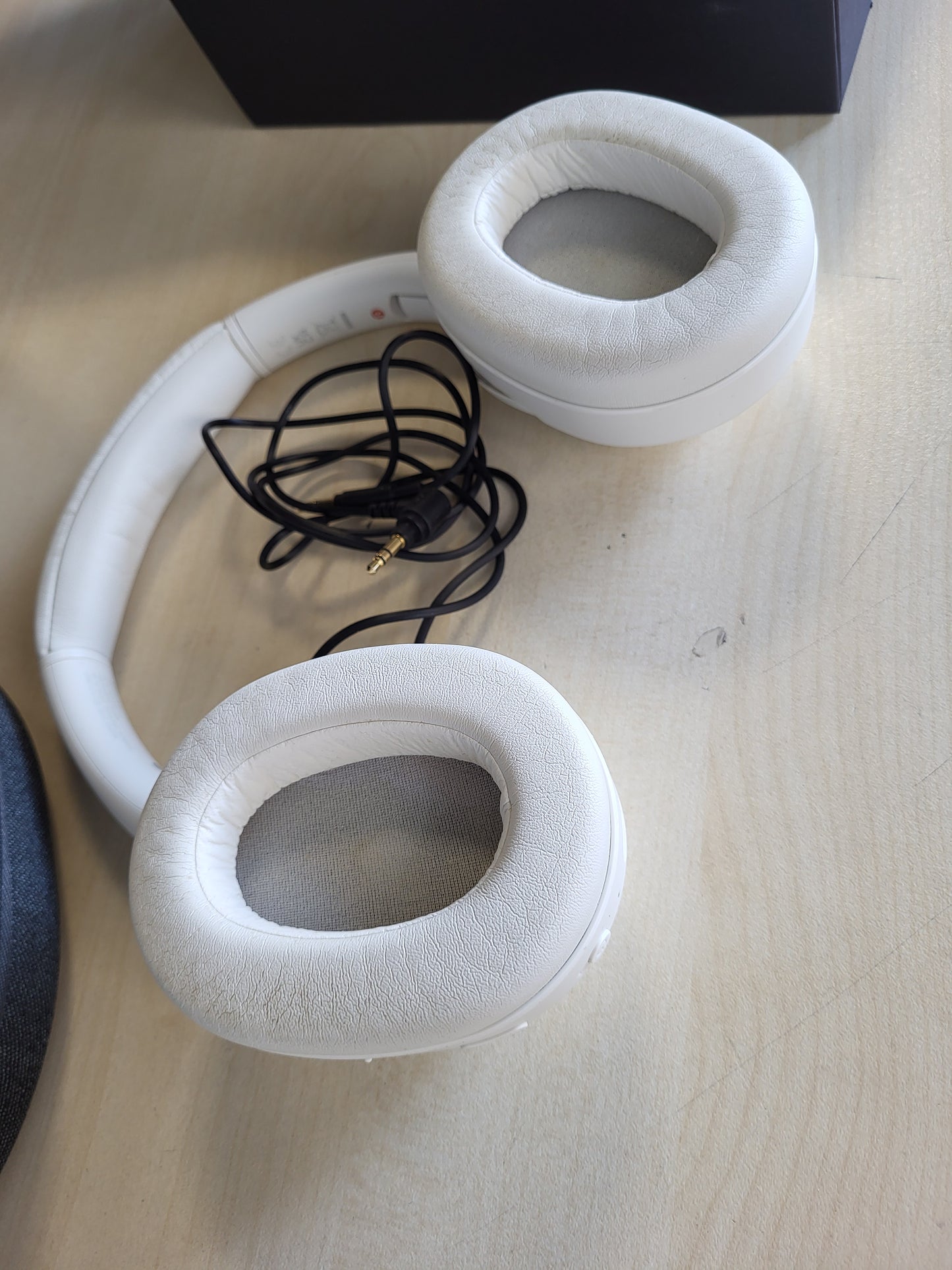 267593 - SONY ULT WEAR - Kufje pa tel me anulim zhurmash, ULT Power Sound, jetëgjatësi baterie 30 orë, të pajtueshme me iOS dhe Android - të bardha
