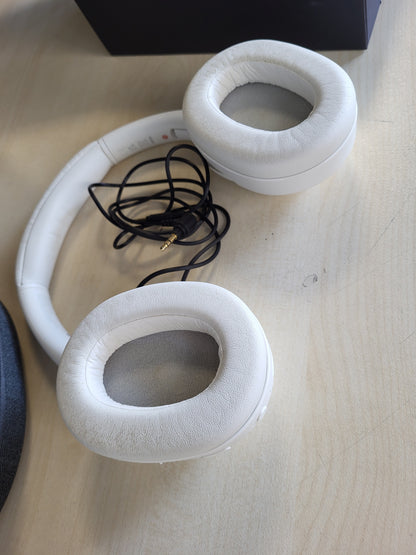 267593 - SONY ULT WEAR - Kufje pa tel me anulim zhurmash, ULT Power Sound, jetëgjatësi baterie 30 orë, të pajtueshme me iOS dhe Android - të bardha
