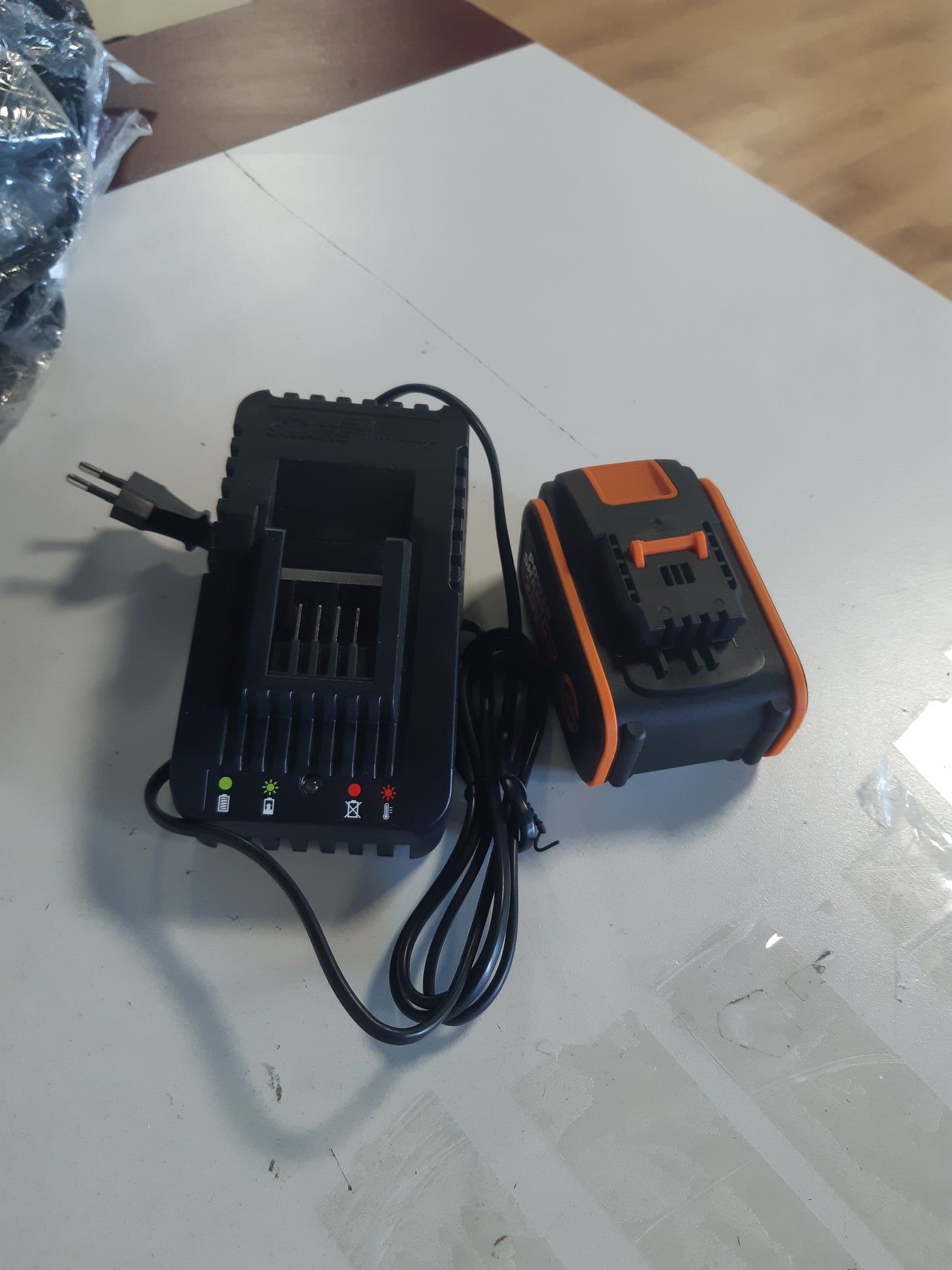 267735 - WORX Set fillestar, bateri litiumi WA3604, karikues i shpejtë, bateri 20V, 4Ah, karikim i shpejtë njëorësh, i pajtueshëm me mjetet pa tel WORX Powershare