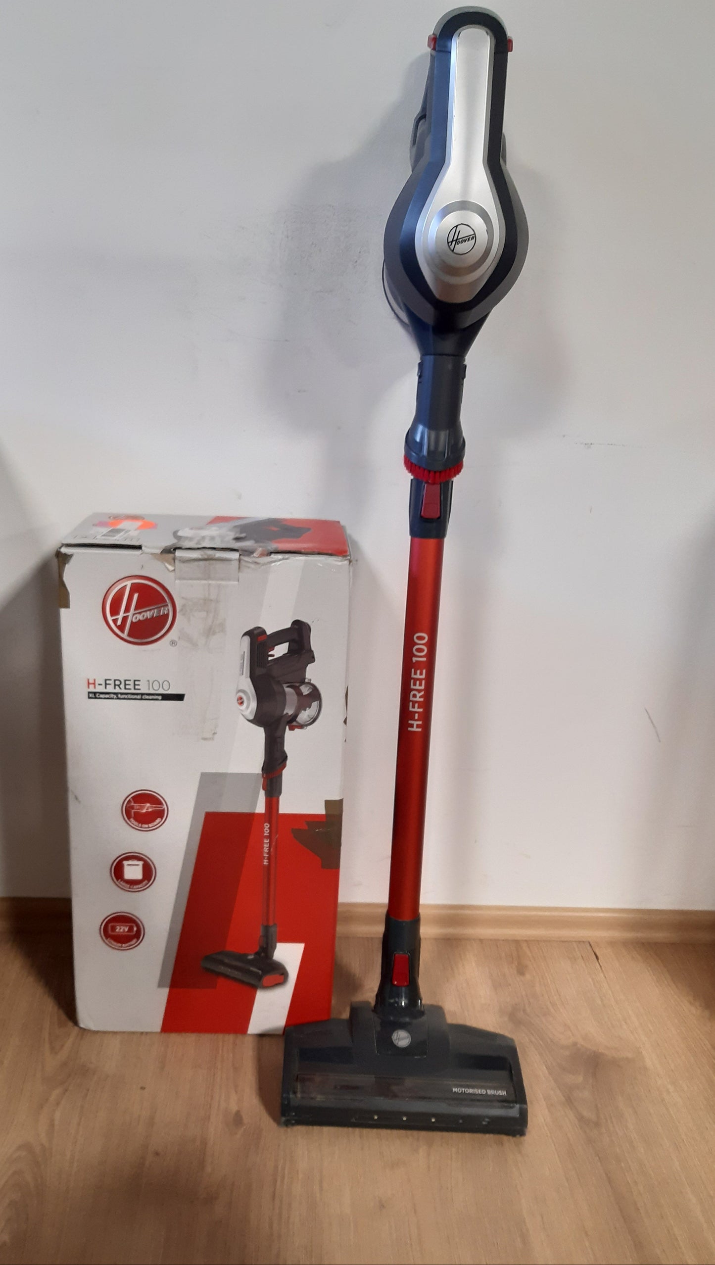 144171 - HOOVER Fshesë me Korrent Elektrike Pa Tel H-Free 100 Hf122Gpt 011, Pa Qese, Fuqi 170W, Kapacitet 0.9L, Teknologjia Ciklonike, Furçë Mini Turbo, Kohëzgjatja e Baterisë 40 minuta, Ngjyra e Kuqe