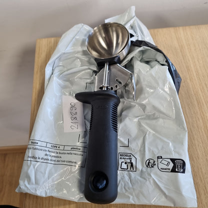 218890 - OXO GOOD GRIPS – Lugë profesionale akulloreje prej çeliku inox me këmbëz