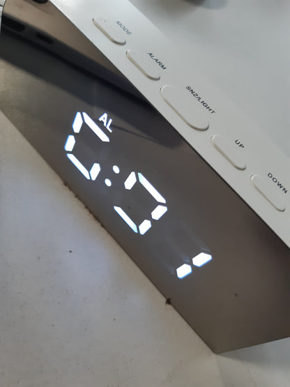 253890 - VINABO Orë Alarmi Dixhitale me Pasqyrë, LED, 2 nivele ndriçimi, ekran 12/24H, 2 porta karikimi USB, e bardhë