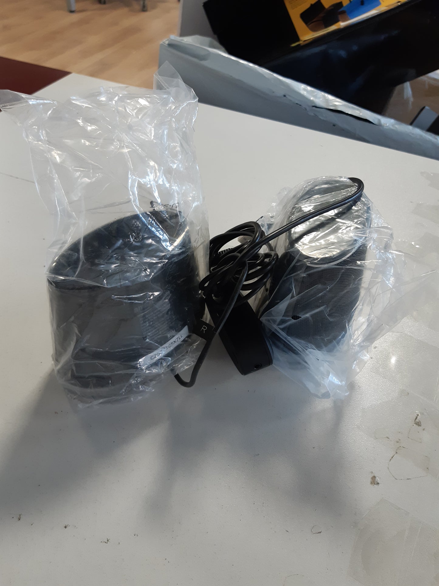 266538 - AMAZON BASICS Altoparlant Bluetooth dhe USB me ndriçim blu për PC, i madh, i zi