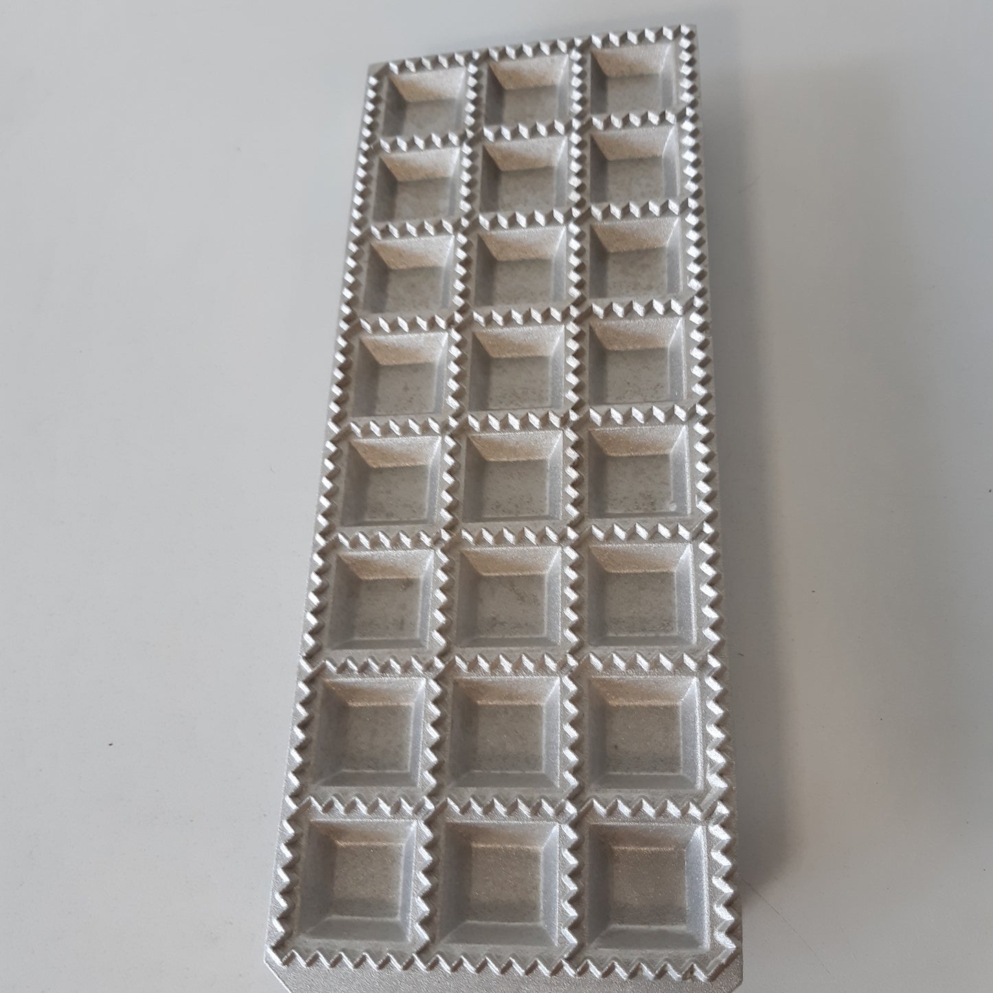 256997 - FACKELMANN Forma për përgatitjen e raviolit shtëpiak, formë katrore me 24 gjurmë gishtash, alumini, 2.70 x 31.60 x 11.10 CM