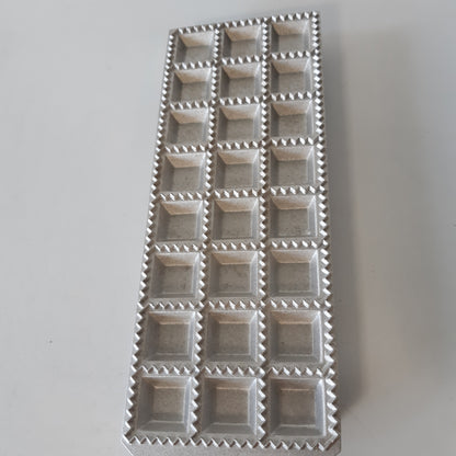 256997 - FACKELMANN Forma për përgatitjen e raviolit shtëpiak, formë katrore me 24 gjurmë gishtash, alumini, 2.70 x 31.60 x 11.10 CM