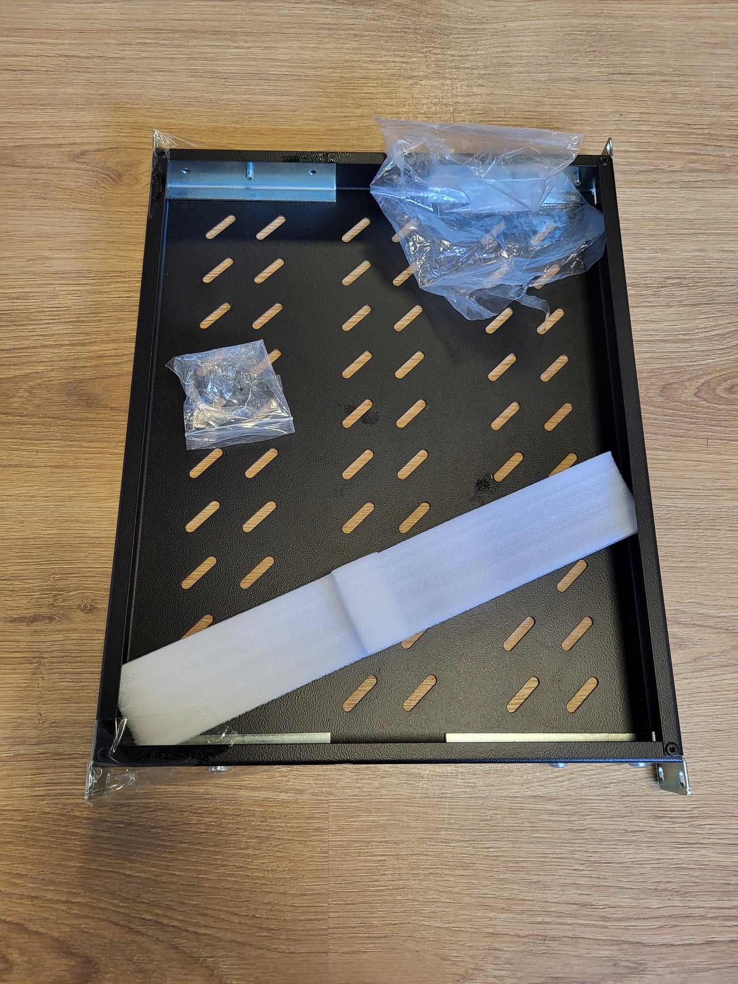 268338 - DIGITUS Raft 19 inç, 1U, thellësi e ndryshueshme, kapacitet ngarkese 50 kg, për kabinete rrjeti dhe serveri, thellësi kabineti 600 mm, E zezë