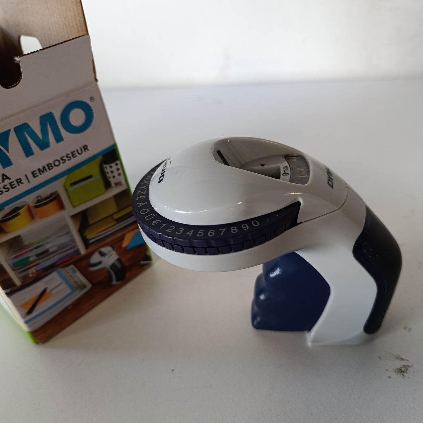 266862 - DYMO Omega Makinë për krijimin e etiketave e vogël me sistem rrotullimi dhe klikimi, dizajn ergonomik, për projekte shtëpiake, artizanale dhe hobi