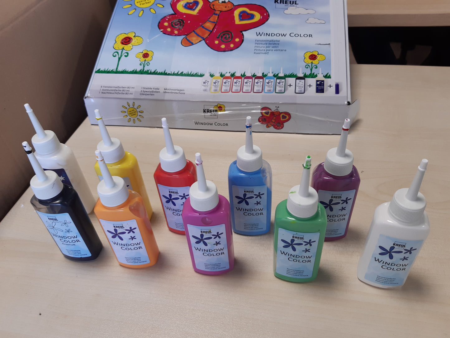 255704 - KREUL 42752 - Set bojërash për dritare, 10 ngjyra x 80 ml, përfshirë bojë të zezë me kontur dhe bojë që shkëlqen në errësirë